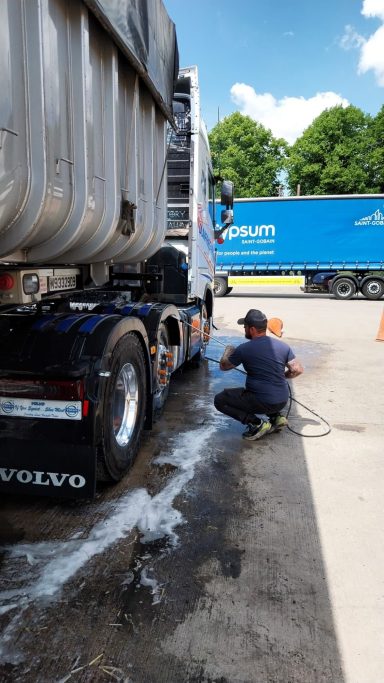 Detailed wheel cleaning on a commercial vehicle